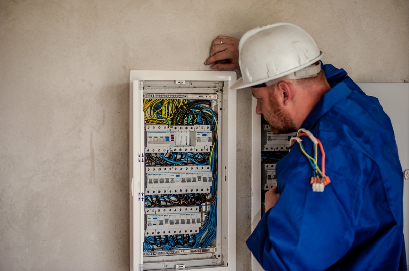 electricite-ISOLA-min_electrician-2755683